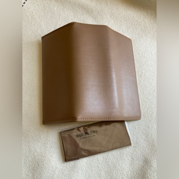 BURBERRY SUNGLASSES CASE - Picture 5 of 5